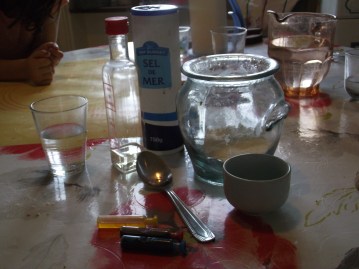 il faut : de la farine, du sel, de l'huile, de l'eau et des colorants alimentaires