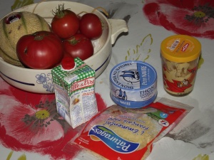 une fine couche de moutarde, des tranches fines de tomate, du thon émietté, du gruyère râpé et un filet de crème liquide