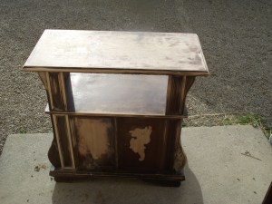 le fameux meuble au début du décapage.