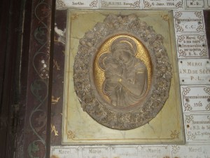 Marie tenant tendrement Jésus dans ses bras